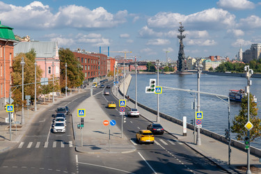 Вид на Москву-реку, , Пречистенскую и Крымскую набережную со статуей Петра Великого с Крымского моста осенним днем. Москва - kostya6969
