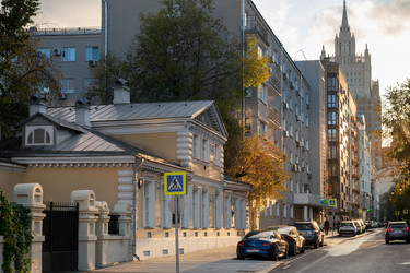 Вид на Дом-музей А. И. Герцена («Тучковский дом»). Переулок Сивцев Вражек, 27 в осенний день. Москва, Россия - kostya6969