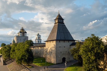 Псковский кремль с Власьевской башней на переднем плане - OlgaGubskaya