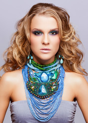 Женщина с бижутерией - Serg Zastavkin
