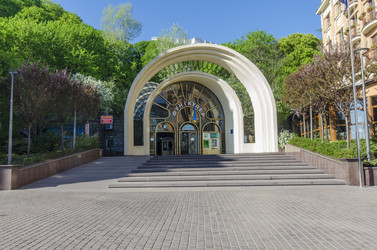 Фуникулер. вагон двигается по рельсам Киев Украина. (2013 год) - IgorRozhkov