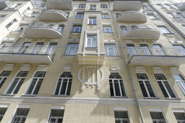 Фрагмент фасада старинного жилого дома в центре Киева (2013 год) - IgorRozhkov