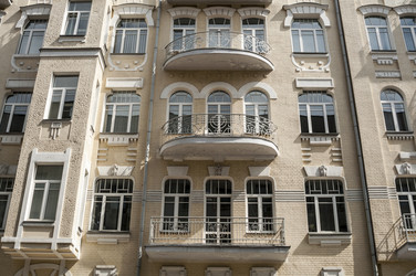 Фрагмент фасада старинного жилого дома в центре Киева (2013 год) - IgorRozhkov