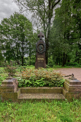 Памятник Дмитрию Григоровичу.  Скульптор Матвей Афанасьевич Чижов (утраченный оригинал), скульпторы Владимир Игнатьевич Татарович и Григорий Данилович Ястребенецкий (воссоздание), архитектор Дагмара Александровна Гешвенд, мастер-гранитчик А. Баринов. 1903 - donsun