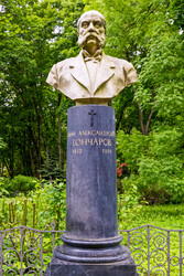 Памятник Ивану Гончарову. Скульпторы Владимир Игнатьевич Татарович, Григорий Данилович Ястребенецкий. 1961 год. Мрамор, гранит. Санкт-Петербург, Волковское кладбище. Литераторские мостки. ОКНФЗ 781610424300386 - donsun