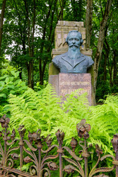Памятник Николаю Михайловскому. Скульптор Александр Алексеевич Мурзин (воссоздание). 1900-е, 1969 (воссозданный бюст). Бронза, гранит, путиловский камень. Санкт-Петербург, Волковское кладбище. Литераторские мостки - donsun