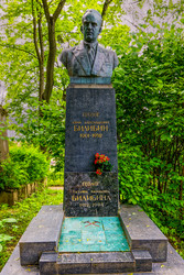 Бюст Юрию Билибину на могиле. Скульптор Александр Николаевич Черницкий, архитектор Николай Гелиодорович Эйсмонт. 1953. Бронза, гранит, амезонит. Санкт-Петербург, Волковское кладбище. Литераторские мостки - donsun