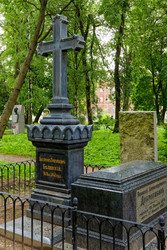 Могила Виссариона Белинского и Николая Добролюбова. Мастер А. Долгин. 1866. Гранит.  Санкт-Петербург, Волковское кладбище. Литераторские мостки.Белинского: ОКНФЗ 781610424300276 Добролюбова: ОКНФЗ 781610424300466 - donsun