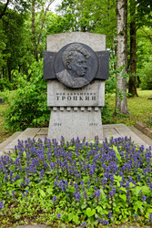 Памятник Ною Троцкому. Скульптор Н. В. Томский, архитектор Л. Г. Голубовский. 1948, 1957 (барельеф). Гранит. Санкт-Петербург, Волковское кладбище. Памятник истории федерального значения 7810498143 - donsun