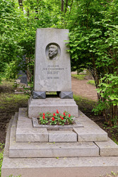 Памятник Льву Бергу. Скульптор Вениамин Яковлевич Боголюбов, архитектор Модест Анатольевич Шепилевский. 1954 год. Гранит. Санкт-Петербург, Волковское кладбище. Литераторские мостки. ОКНФЗ 781610424300286 - donsun
