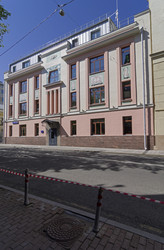 Старое здание, построенное в 1911 году в стиле модерн. Сейчас используется как административное здание. Улица Малая Ордынка, 38, стр.1. Солнечный день в середине августа - Wombat