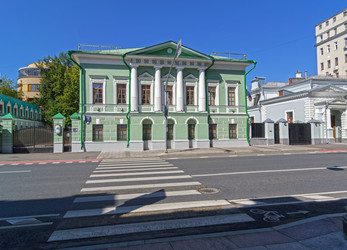 Главный дом городской усадьбы купка Кулешова (сейчас - посольство Аргентины). Москва, улица Большая Ордынка, 72. Солнечный день в середине августа - Wombat
