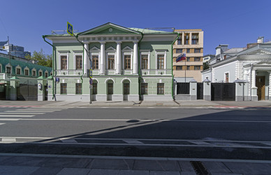 Главный дом городской усадьбы купка Кулешова (сейчас - посольство Аргентины). Москва, улица Большая Ордынка, 72. Солнечный день в середине августа - Wombat