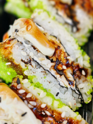 Фотография крупным планом сэндвича ebi в конверте с суши-роллом. Вкусная азиатская кухня - Serg Zastavkin