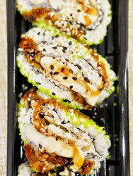 Фотография сэндвича ebi в конверте с суши-роллом. Вкусная азиатская кухня - Serg Zastavkin