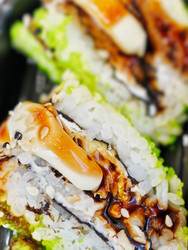 Фотография крупным планом сэндвича ebi в конверте с суши-роллом. Вкусная азиатская кухня - Serg Zastavkin