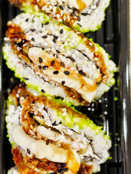 Фотография сэндвича ebi в конверте с суши-роллом. Вкусная азиатская еда - Serg Zastavkin