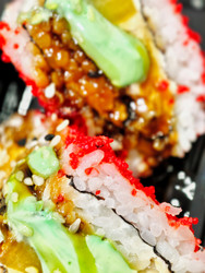 Фотография крупным планом сэндвича ebi в конверте с суши-роллом. Вкусная азиатская кухня - Serg Zastavkin