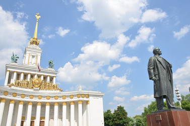 Павильон 1 Центральный (Главный) ВДНХ и памятник Ленину в городе Москва в солнечный летний день - AllaKotova