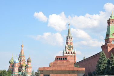 Вид на Красную площадь у стен Московского Кремля в городе Москва в солнечный летний день: Спасская башня, Сенатская башня, Мавзолей Ленина, Храм Василия Блаженного (Собор Покрова Пресвятой Богородицы) - AllaKotova