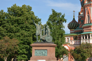 Памятник Минину и Пожарскому у Храма Василия Блаженного (Собор Покрова Пресвятой Богородицы, Покровский собор) на Красной площади у стен Московского Кремля в городе Москва - AllaKotova