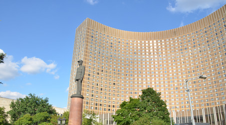 Гостиница Космос с полукруглым фасадом на проспекте Мира напротив ВДНХ в Москве, памятник генералу Шарлю Де Голлю в солнечный летний день - AllaKotova