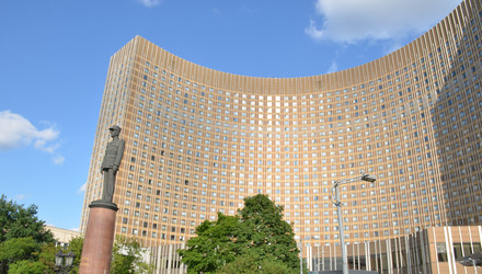 Гостиница Космос с полукруглым фасадом на проспекте Мира напротив ВДНХ в Москве, памятник генералу Шарлю Де Голлю в солнечный летний день - AllaKotova