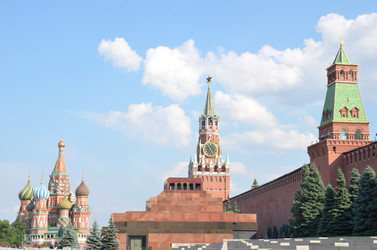 Вид на Красную площадь у стен Московского Кремля в городе Москва в солнечный летний день: Спасская башня, Сенатская башня, Мавзолей Ленина, Храм Василия Блаженного (Собор Покрова Пресвятой Богородицы) - AllaKotova