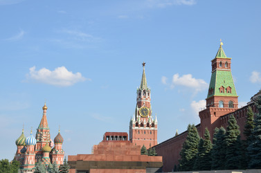 Вид на Красную площадь у стен Московского Кремля в городе Москва в солнечный летний день: Спасская башня, Сенатская башня, Мавзолей Ленина, Храм Василия Блаженного (Собор Покрова Пресвятой Богородицы) - AllaKotova