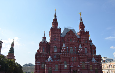 Здание Государственного исторического музея в стиле древнерусского зодчества и Угловая Арсенальная башня Московского Кремля на Красной площади в городе Москва - AllaKotova