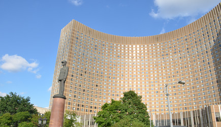 Гостиница Космос с полукруглым фасадом на проспекте Мира напротив ВДНХ в Москве, памятник генералу Шарлю Де Голлю в солнечный летний день - AllaKotova