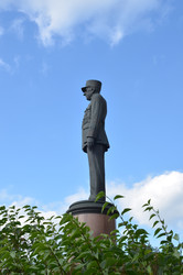 Памятник генералу Шарлю Де Голлю (президенту Франции) в Москве у гостиницы Космос в солнечный летний день - AllaKotova
