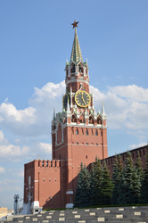 Спасская башня – проездная башня Московского Кремля, часы – куранты, вид с Красной площади в солнечный летний день в городе Москва - AllaKotova