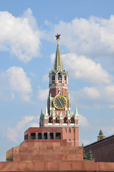Спасская башня – проездная башня Московского Кремля и Мавзолей Ленина, вид с Красной площади в солнечный летний день в городе Москва - AllaKotova