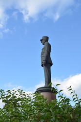 Памятник генералу Шарлю Де Голлю (президенту Франции) в Москве у гостиницы Космос в солнечный летний день - AllaKotova