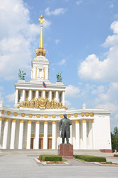 Павильон 1 Центральный (Главный) ВДНХ и памятник Ленину в городе Москва в солнечный летний день - AllaKotova