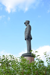 Памятник генералу Шарлю Де Голлю (президенту Франции) в Москве у гостиницы Космос в солнечный летний день - AllaKotova