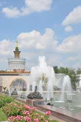 Фонтан «Каменный цветок» – один из главных фонтанов ВДНХ и павильон 58 (Слово, Земледелие, Украина) в городе Москва в солнечный летний день - AllaKotova