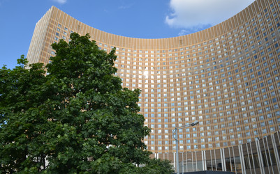 Гостиница Космос с полукруглым фасадом на проспекте Мира напротив ВДНХ в Москве в солнечный летний день - AllaKotova