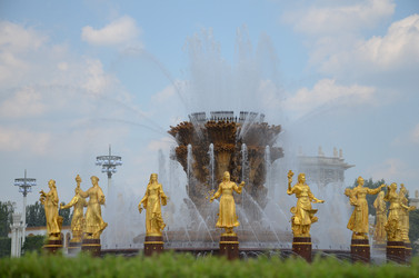 Фонтан «Дружба народов» – главный фонтан и символ ВДНХ в городе Москва в солнечный летний день - AllaKotova