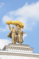 Арка Главного входа – парадный вход на ВДНХ в городе Москва, скульптура Тракторист и колхозница - AllaKotova