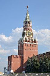 Спасская башня – проездная башня Московского Кремля, часы – куранты, вид с Красной площади в солнечный летний день в городе Москва - AllaKotova
