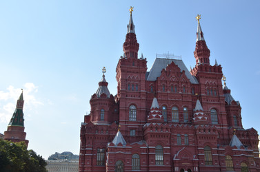 Здание Государственного исторического музея в стиле древнерусского зодчества и Угловая Арсенальная башня Московского Кремля на Красной площади в городе Москва - AllaKotova