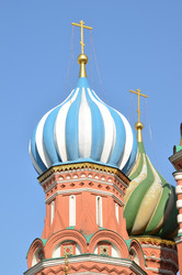 Купола Храма Василия Блаженного (Собор Покрова Пресвятой Богородицы, Покровский собор) на Красной площади у стен Московского Кремля в городе Москва – Церковь Киприана и Иустины, Церковь Святой Троицы - AllaKotova