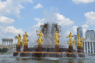 Фонтан «Дружба народов» – главный фонтан и символ ВДНХ в городе Москва в солнечный летний день - AllaKotova