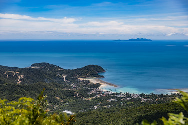 Тропический залив с песчаным пляжем Malibu, лодками и прибрежной деревней. Тайланд, остров Пханган - Xandery
