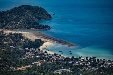 Тропический залив с песчаным пляжем Malibu, лодками и прибрежной деревней. Тайланд, остров Пханган - Xandery