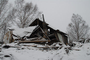 Старый, сломанный дом. An old, broken house. (Сахалин. Sakhalin. (marka) - marka