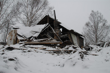 Старый, сломанный дом. An old, broken house. (Сахалин. Sakhalin. (marka) - marka