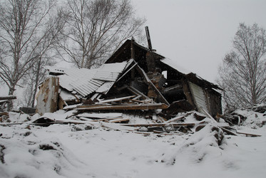Старый, сломанный дом. An old, broken house. (Сахалин. Sakhalin. (marka) - marka